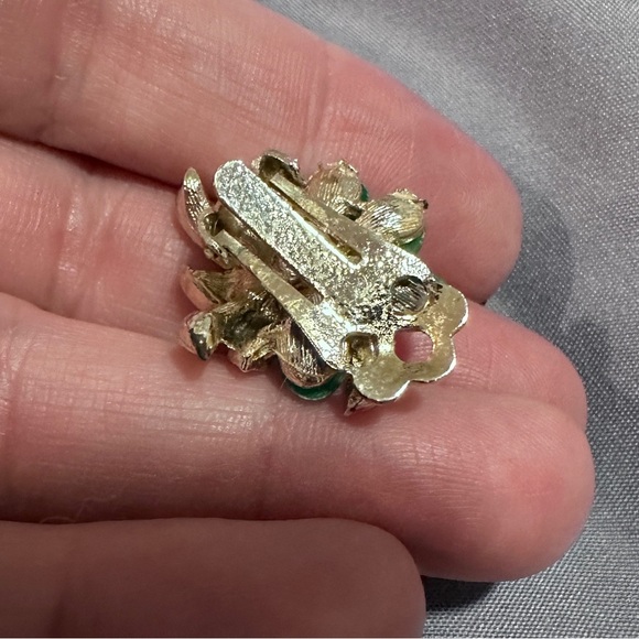 Christmas wreath pin and matching clip earrings - Picture 7 of 10